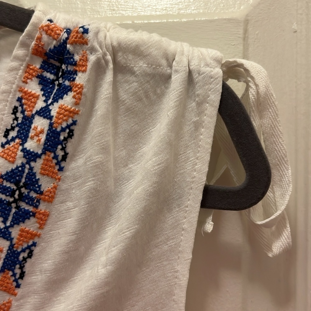 Sundance Cari Top. White. V Neck Embroidered Ruched Shoulder Cotton. EUC. Sz Sm. - Picture 5 of 11